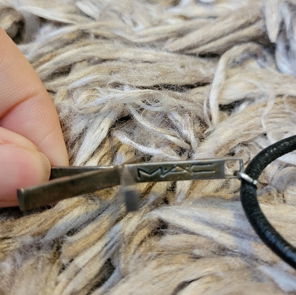 MAC COSMETICS Employee Starfish Necklace - Picture 4 of 6